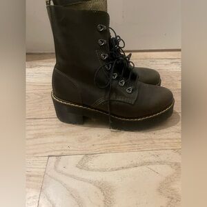 Dr.Martens Leona in Dark Taupe